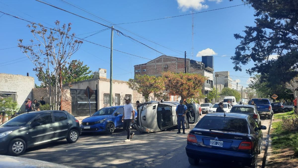 Perdió el control y protagonizó un impresionante vuelco que asustó a todos