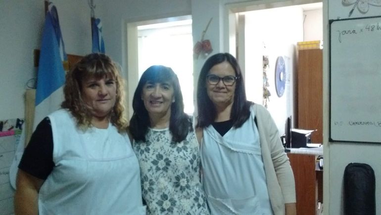 Lucrecia con sus compañeras de la Escuela 200 de Neuquén Capital, donde finalizó su carrera profesional.