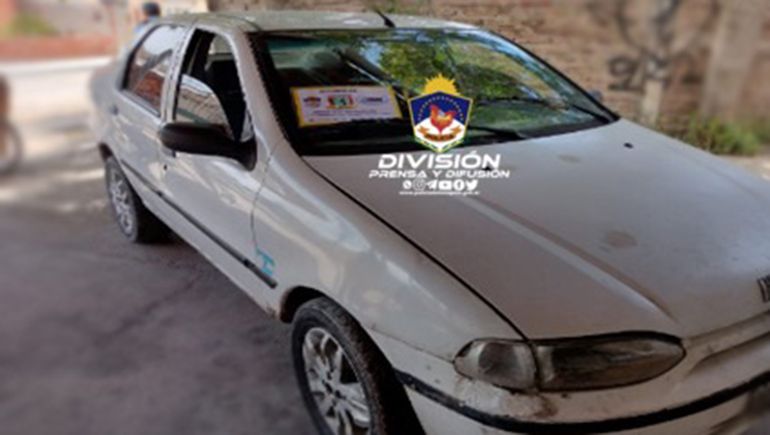 Cayó un robarruedas de Centenario y le secuestraron su auto