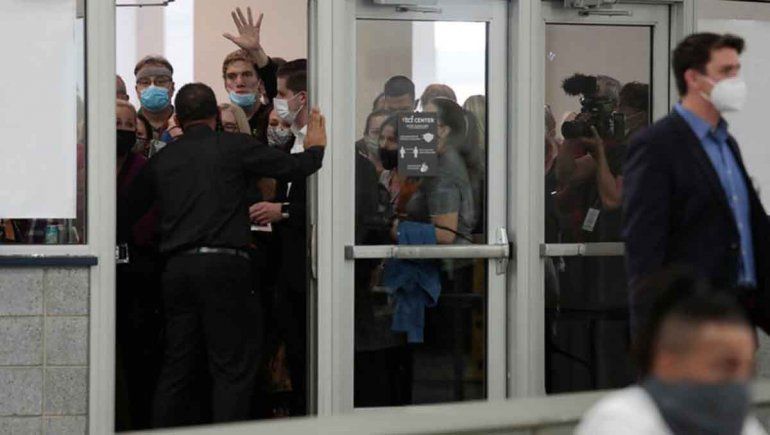 Simpatizante de Trump rodean un centro de recuento y piden contar los votos