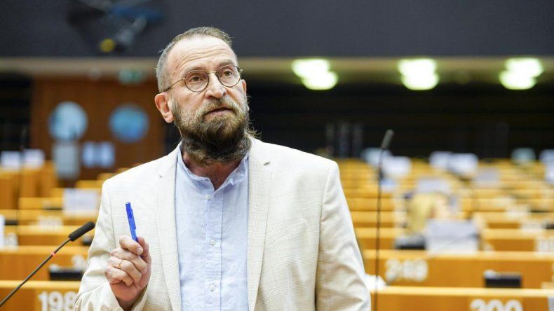 Escándalo: hallan infraganti en una orgía gay a un eurodiputado homofóbico