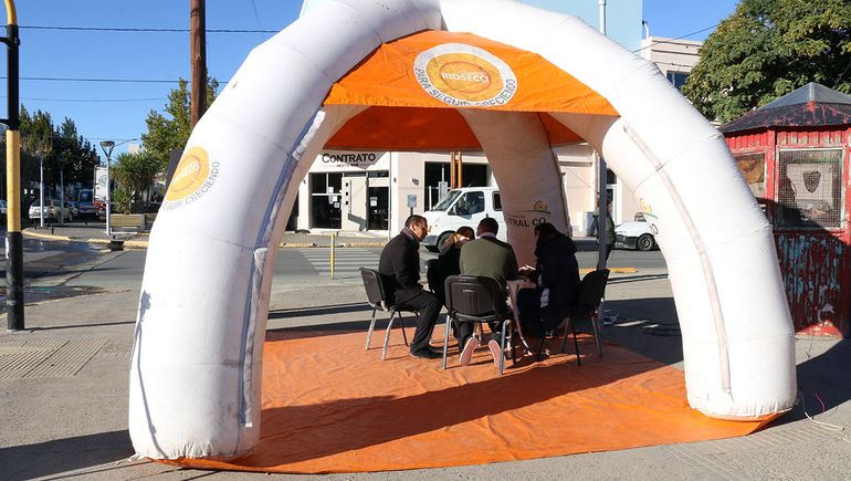 Cuarenta vecinos de Cutral Co se censan por día en la globa del Municipio