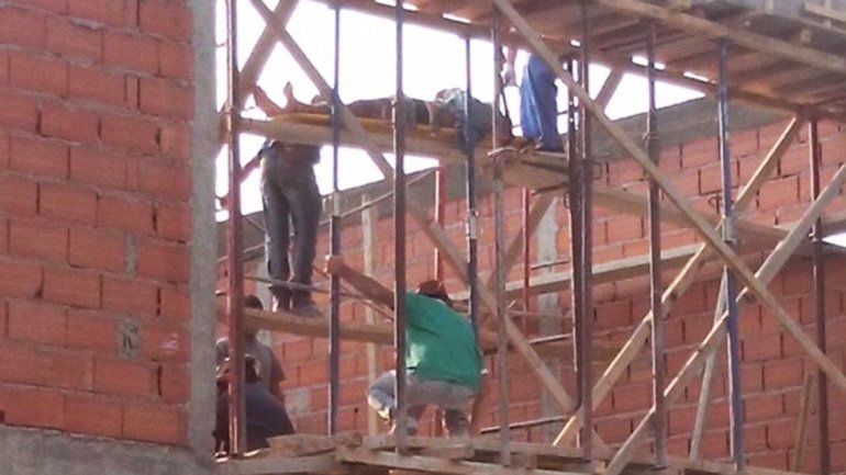 Un albañil recibió una fuerte descarga eléctrica en una construcción