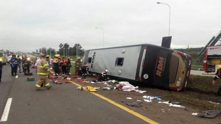 Murieron dos mujeres en el vuelco de un micro que venía de Brasil