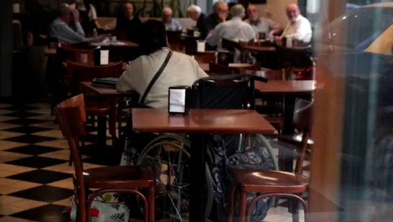 Un hombre abandonó a su mamá en un bar de Rosario