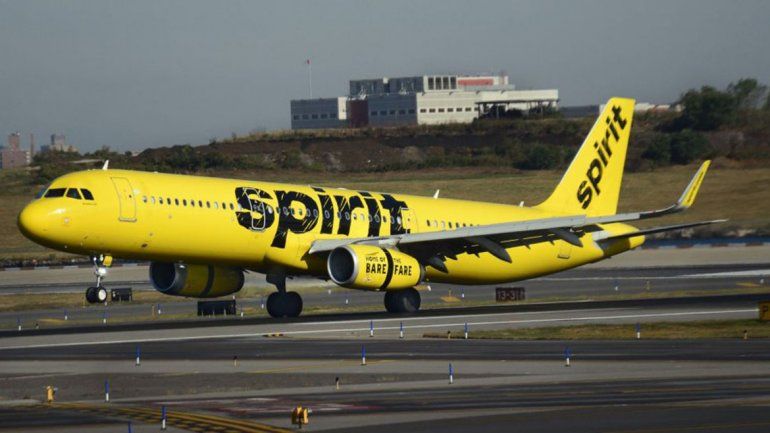 Un avión aterrizó de emergencia por un olor nauseabundo