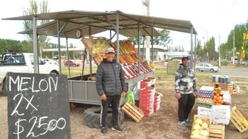 Aníbal junto a Leo, uno de sus compañeros en el puestito. Foto Antonio Spagnuolo. Aníbal junto a Leo, uno de sus compañeros en el puestito. Foto Antonio Spagnuolo.