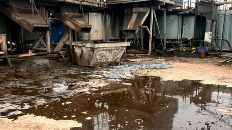 Trabajadores de Environmental Services pidieron derogar la norma que eliminó el uso obligatorio de mantas oleofílicas.