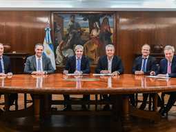 El gobernador Roando Figueroa, junto a funcionarios nacionales. El gobernador Roando Figueroa, junto a funcionarios nacionales.