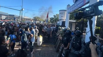 En las últimas horas, además de quema de neumáticos frente a la jefatura, se lleva a cabo un sirenazo, donde se sumó personal motorizado. En las últimas horas, además de quema de neumáticos frente a la jefatura, se lleva a cabo un sirenazo, donde se sumó personal motorizado.