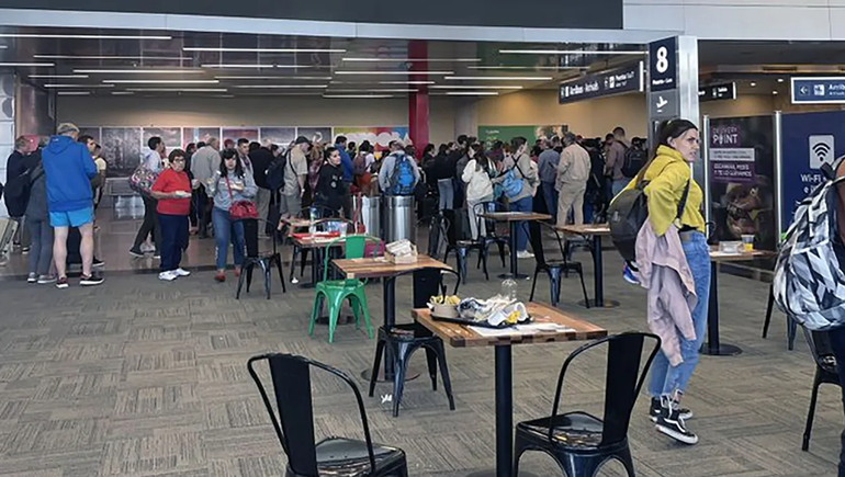 Desalojaron Aeroparque por una mujer que saltó los controles