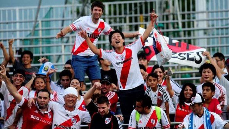 Osaka ya se pinta de rojo y blanco a la espera del primer partido.