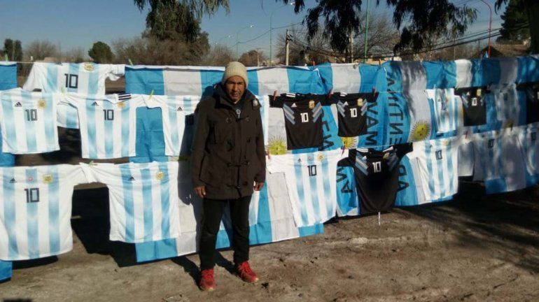 A horas del partido de la Selección se disparó la venta ambulante