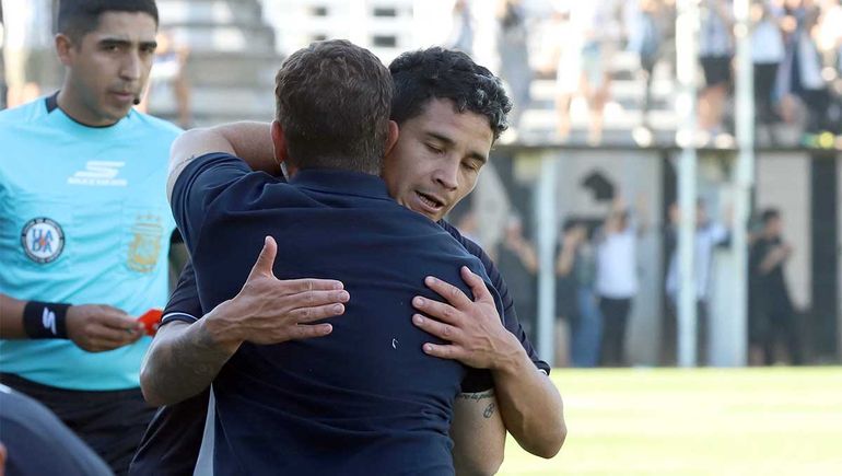 El saludo con Brandon Obregón, autor del tercer gol. El saludo con Brandon Obregón, autor del tercer gol.