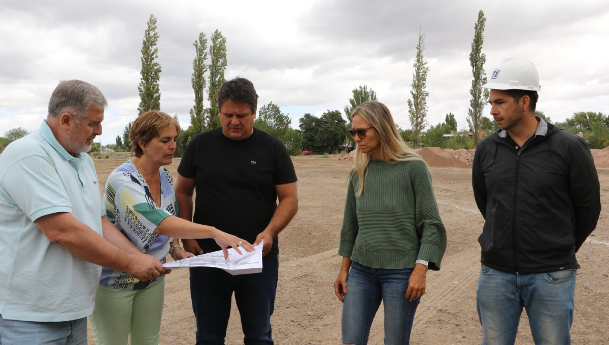 Construyen un polideportivo con cancha de hockey en Confluencia
