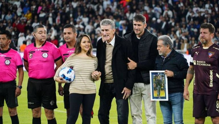 El Patón Bauza reapareció en medio de la lucha contra su enfermedad y fue protagonista de un emotivo homenaje