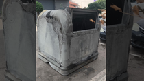 Se difundieron imágenes de un contenedor de basura incendiado que quedó completamente inutilizable. Se difundieron imágenes de un contenedor de basura incendiado que quedó completamente inutilizable.