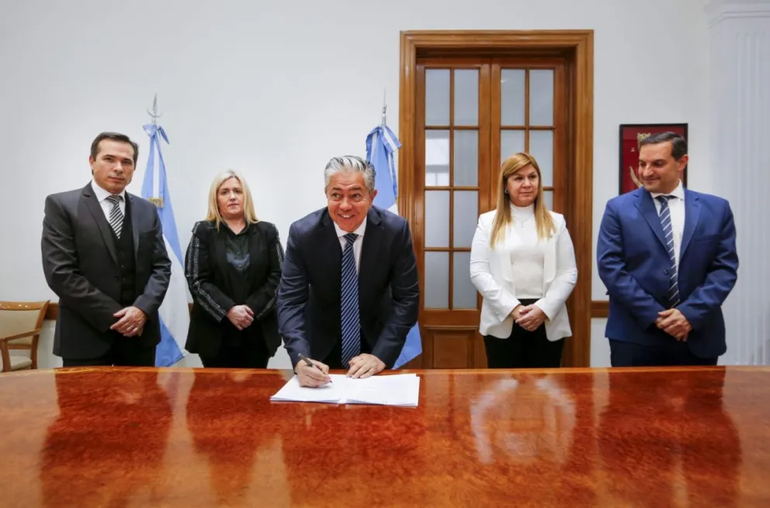 El gobernador Rolando Figueroa junto a la vice Gloria Ruíz, la presidenta del TSJ Soledad Gennari, el fiscal general José Gerez y el ministro de Seguridad Matías Nicolini. El gobernador Rolando Figueroa junto a la vice Gloria Ruíz, la presidenta del TSJ Soledad Gennari, el fiscal general José Gerez y el ministro de Seguridad Matías Nicolini.