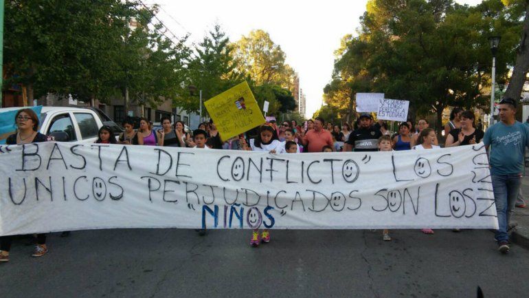 Padres marchan con sus hijos reclamando por el derecho a la educación