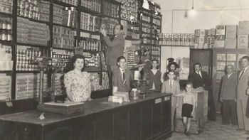 LaAndaluza.  La foto característica de La Andaluza nos muestra almatrimonio Domene –a doña María y don José- a sus hijos, y a su yerno donFederico Mayorga, entre otros.