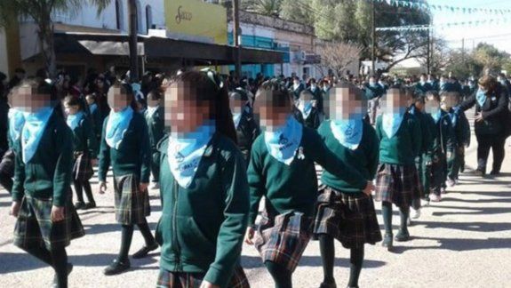 Polémica: los hicieron marchar con pañuelos celestes contra el aborto
