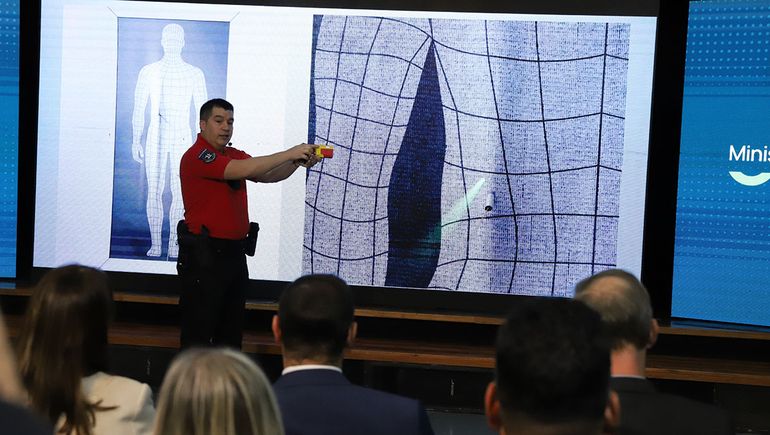 El Gobierno presentó 100 pistolas Taser: a partir de cuándo se comienzan a usar y cuánto costaron