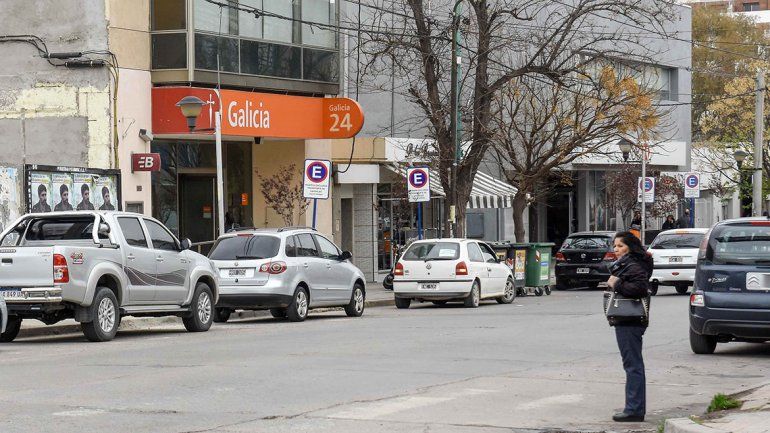 Los sueldos de los bancarios en Neuquén arrancan en 1.200.000 pesos. Los sueldos de los bancarios en Neuquén arrancan en 1.200.000 pesos.