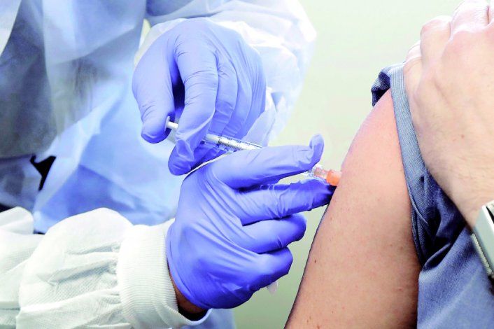 Los profesionales de salud serán los primeros en vacunarse contra el covid.