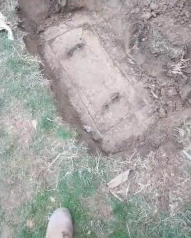 TikTok: la desagradable sorpresa que se llevó un hombre al abrir una caja que encontró enterrada en su jardín
