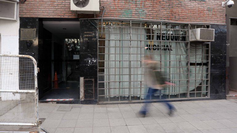 La pateó en la cara mientras estaba en el piso.&nbsp;