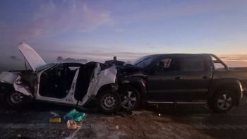 La Duster quedó hecha un acordeón. El impacto fue muy fuerte, afirmaron los investigadores. Foto: Clarín.
