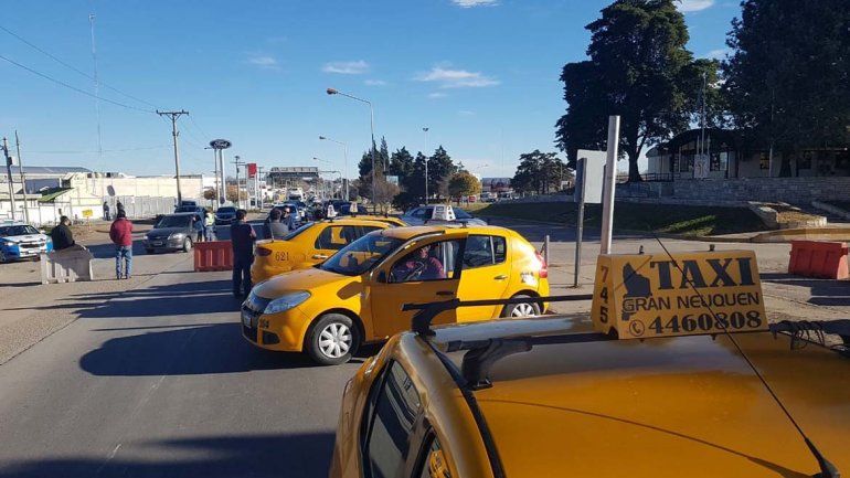 Fracasaron las negociaciones y los taxistas seguirán con los cortes