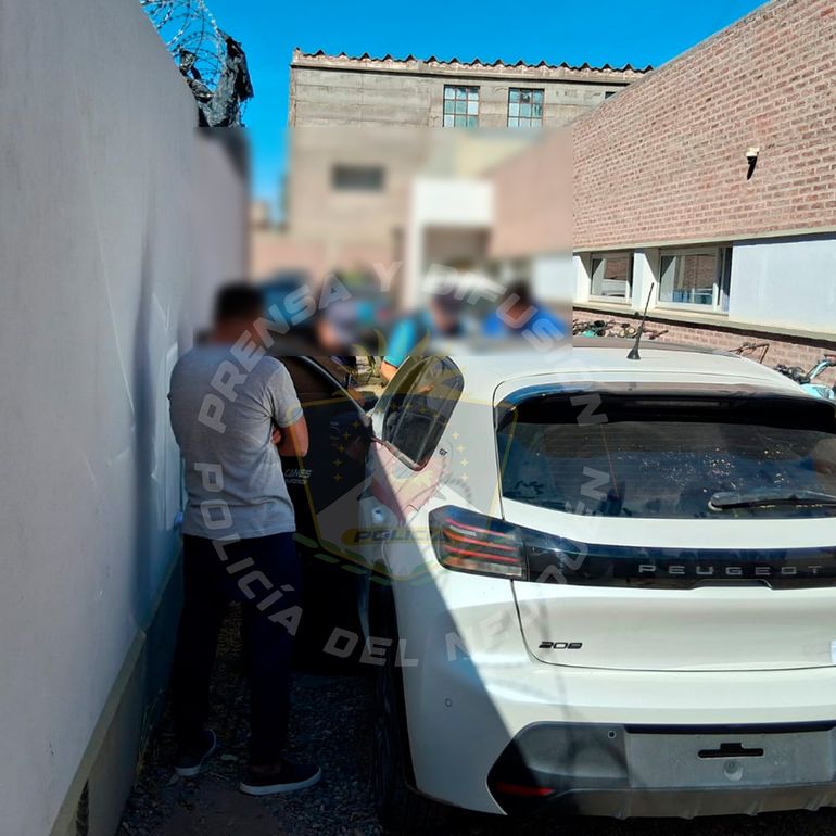 El narco apresado en Plottier ocultaba un ladrillo de casi 900 gramos de cocaína y varios envoltorios listos para la venta. El narco apresado en Plottier ocultaba un ladrillo de casi 900 gramos de cocaína y varios envoltorios listos para la venta.