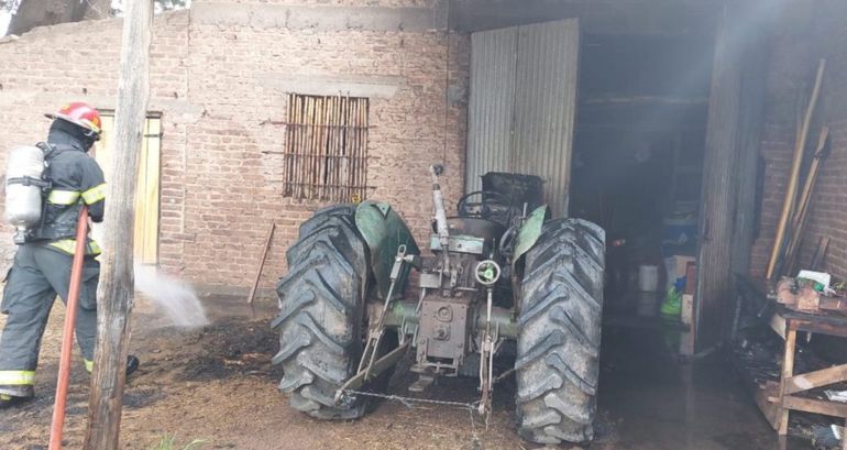 Se investigan las causas del misterioso incendio de un tractor que se produjo en una chacra de Centenario.