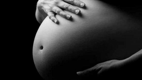 Una joven embarazada ofrece a su bebé por WhatsApp