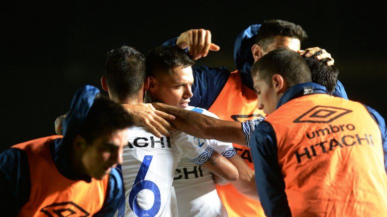 Mauro Zárate definió de tiro libre.