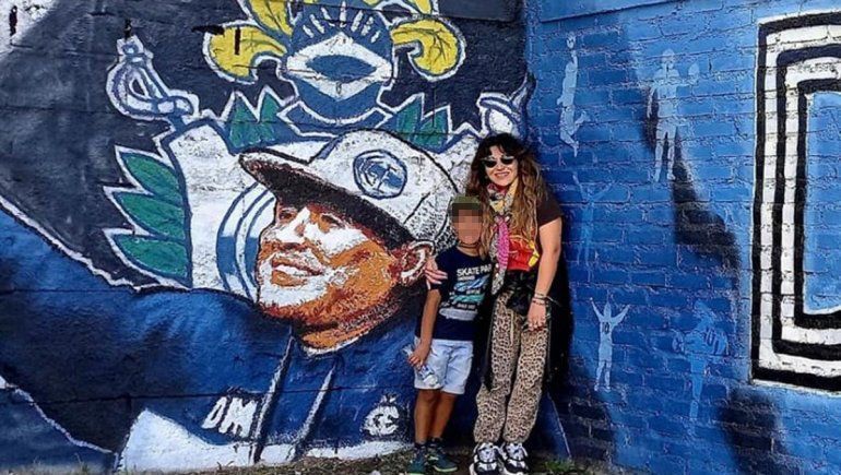 Gianinna y Osvaldo posaron junto a los murales de Diego en San Martín