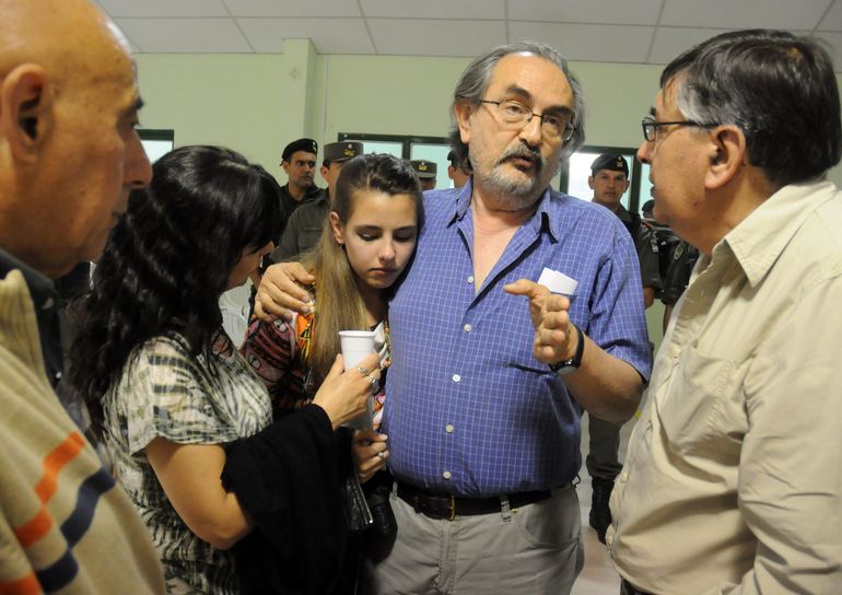 Balbo junto a su hija Candela luego de su declaración como testigo-víctima en el segundo juicio por delitos de lesa humanidad contra represores en Neuquén.