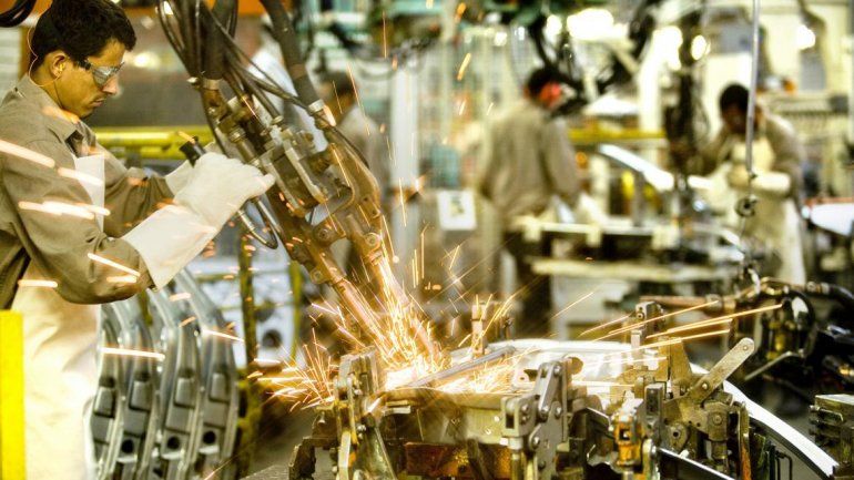 La industria bajó 13,3% y tocó el peor registro desde 2002