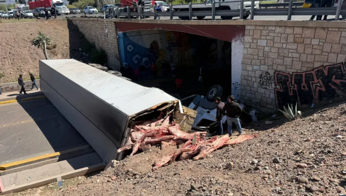 Máxima tensión: un camión con carne volcó y la gente intentó saquearlo