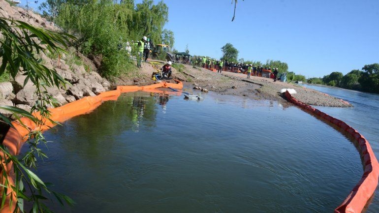 Hicieron un simulacro de derrame de petróleo en el río Neuquén