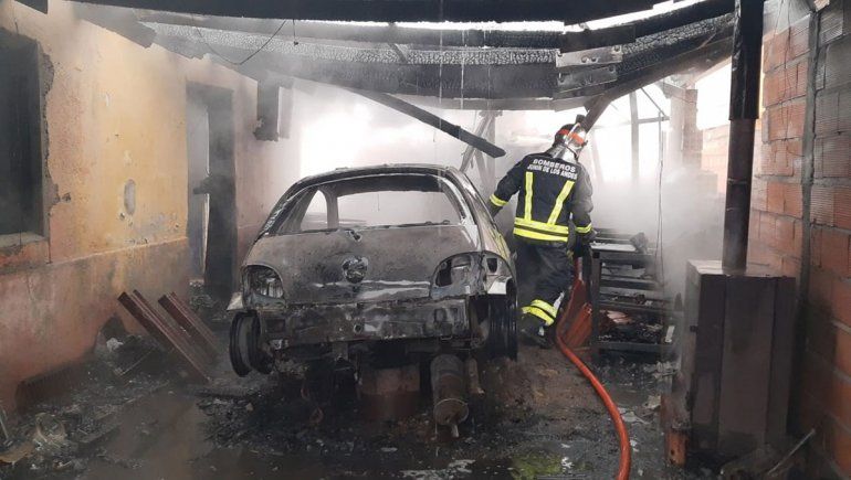 Se incendió un taller mecánico y una casa, se quedaron con lo puesto y piden ayuda