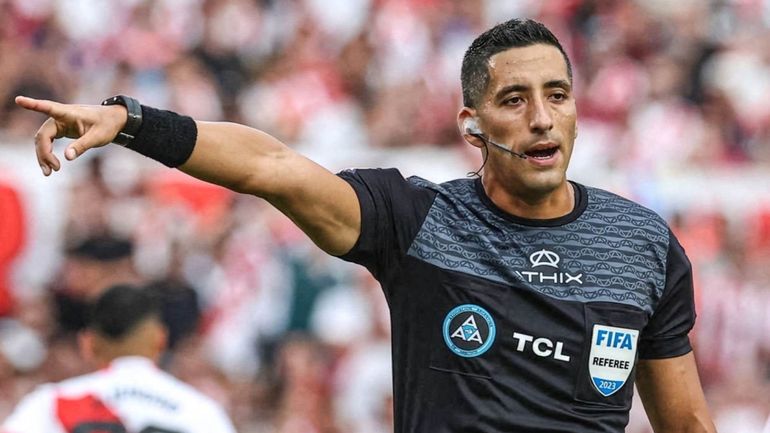 Yael Falcón Pérez y un polémico arbitraje en River - Platense Yael Falcón Pérez y un polémico arbitraje en River - Platense