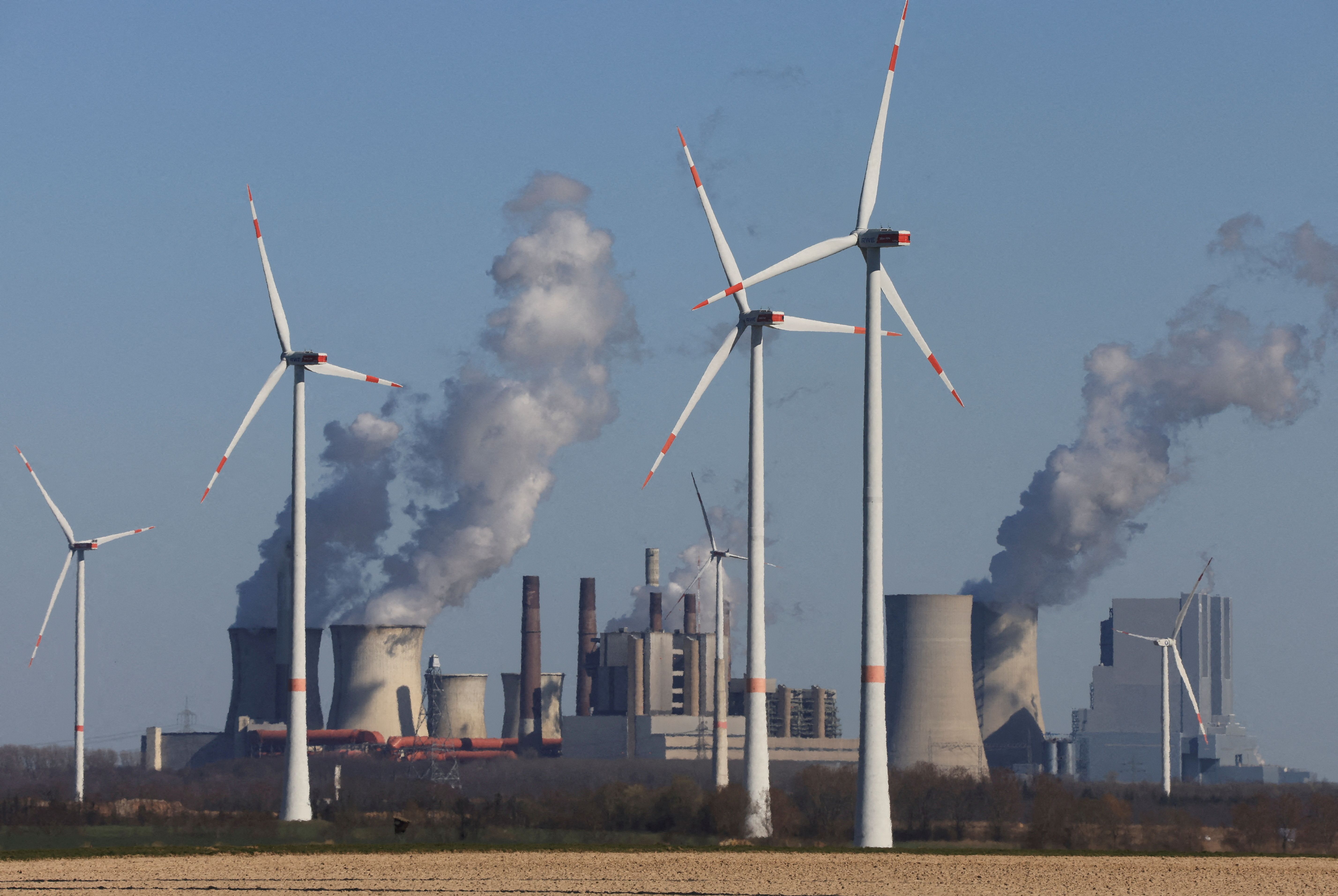 FOTO DE ARCHIVO: Centrales eólicas y plantas de lignito de RWE, una de las mayores empresas europeas, en Neurath, cerca de Colonia, Alemania, 18 de marzo de 2022. REUTERS/Wolfgang Rattay