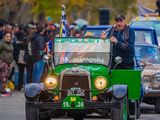 Juan con su Ford T por las calles de Allen en el reciente aniversario.