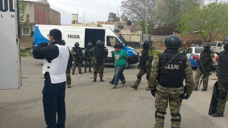 El momento de la detención de uno de los narcos que intentó huir.