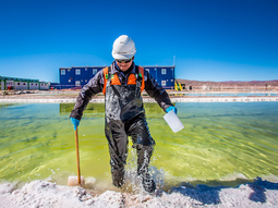 Un operario extrae una muestra de salmuera con litio. Un operario extrae una muestra de salmuera con litio.