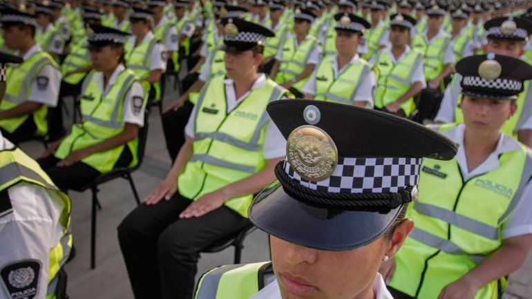Un efectivo disfrazó de policías a familiares y amigos para entrar a la Superfinal y fue descubierto
