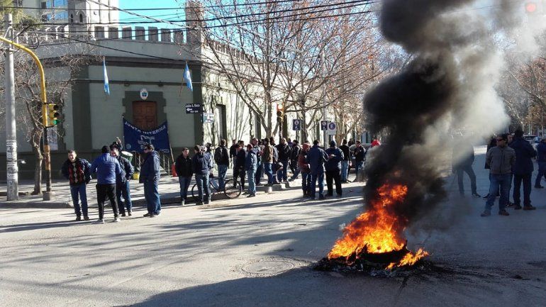 Trabajadores del EPAS  reclamaron por deuda en Casa de Gobierno