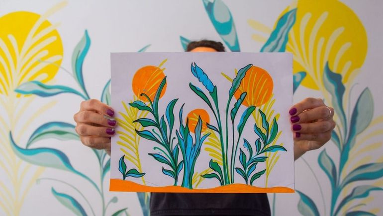 Milagros y sus pinceladas que viajan de los objetos a las paredes